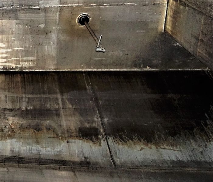 Black discoloration or Blackening of bulkhead upper plates above cargo level 